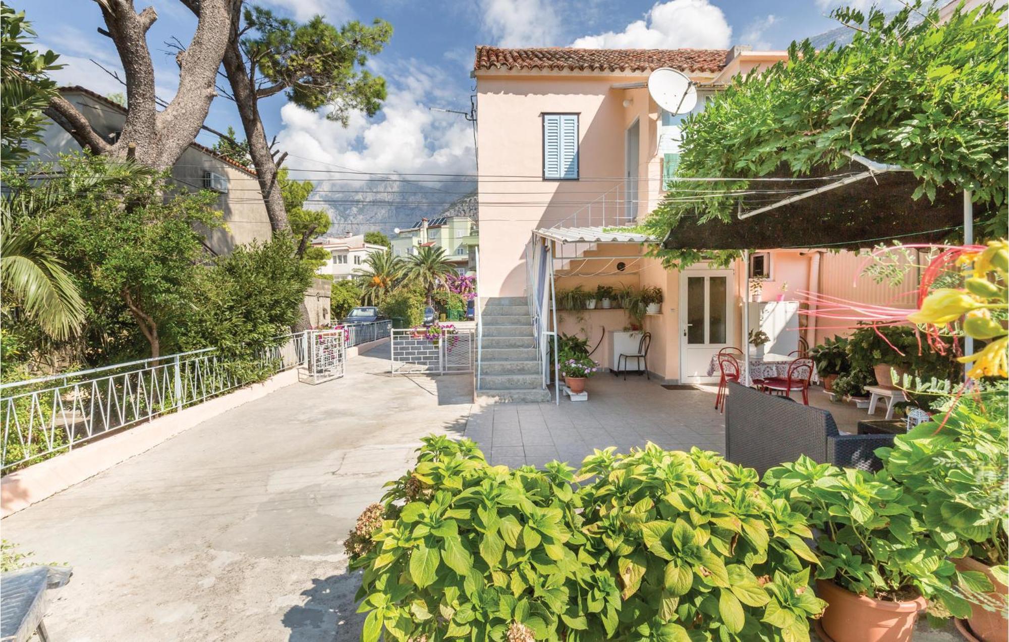 Awesome Apartment In Makarska With Kitchen Exterior photo