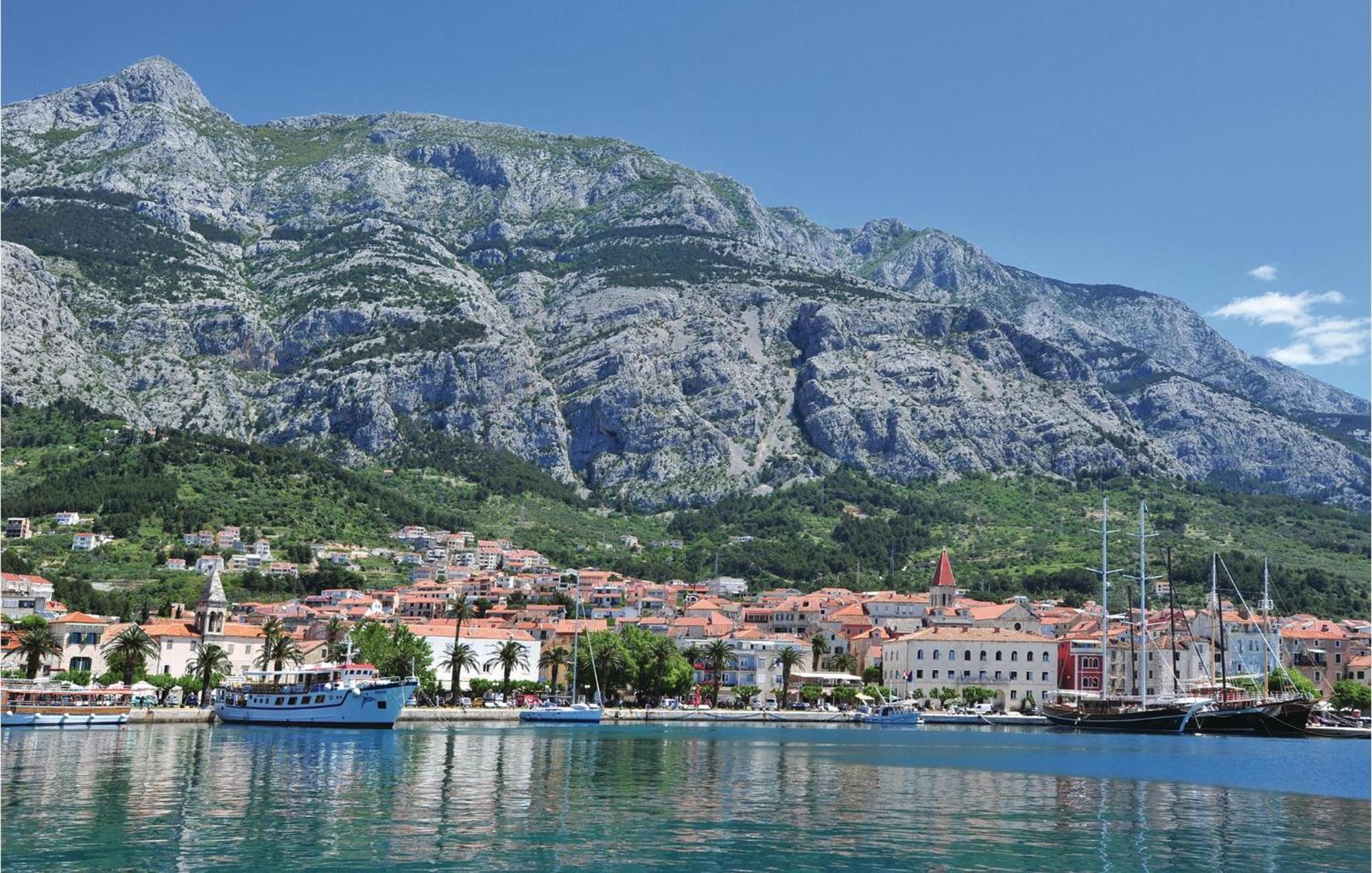 Awesome Apartment In Makarska With Kitchen Exterior photo