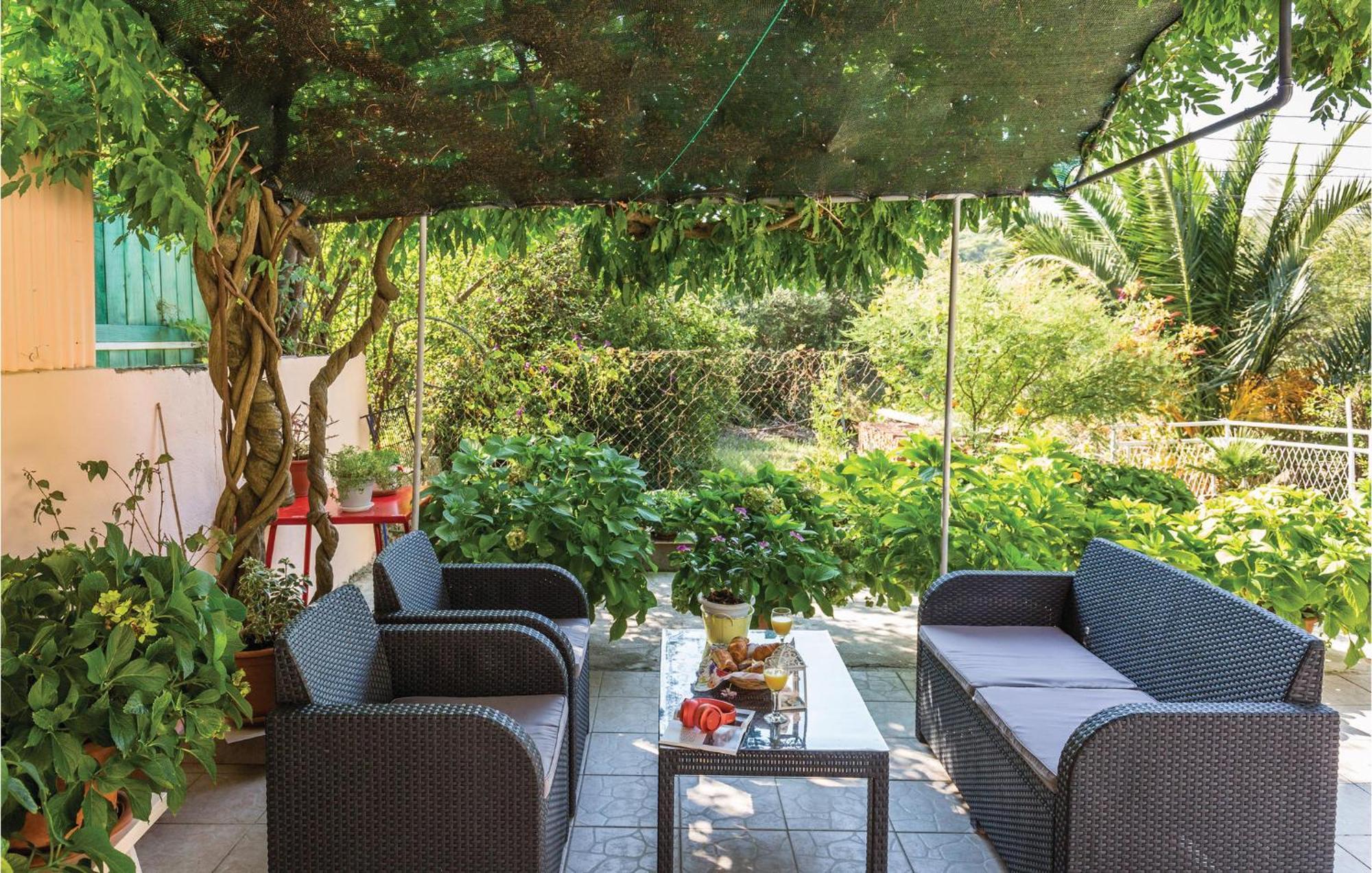 Awesome Apartment In Makarska With Kitchen Exterior photo